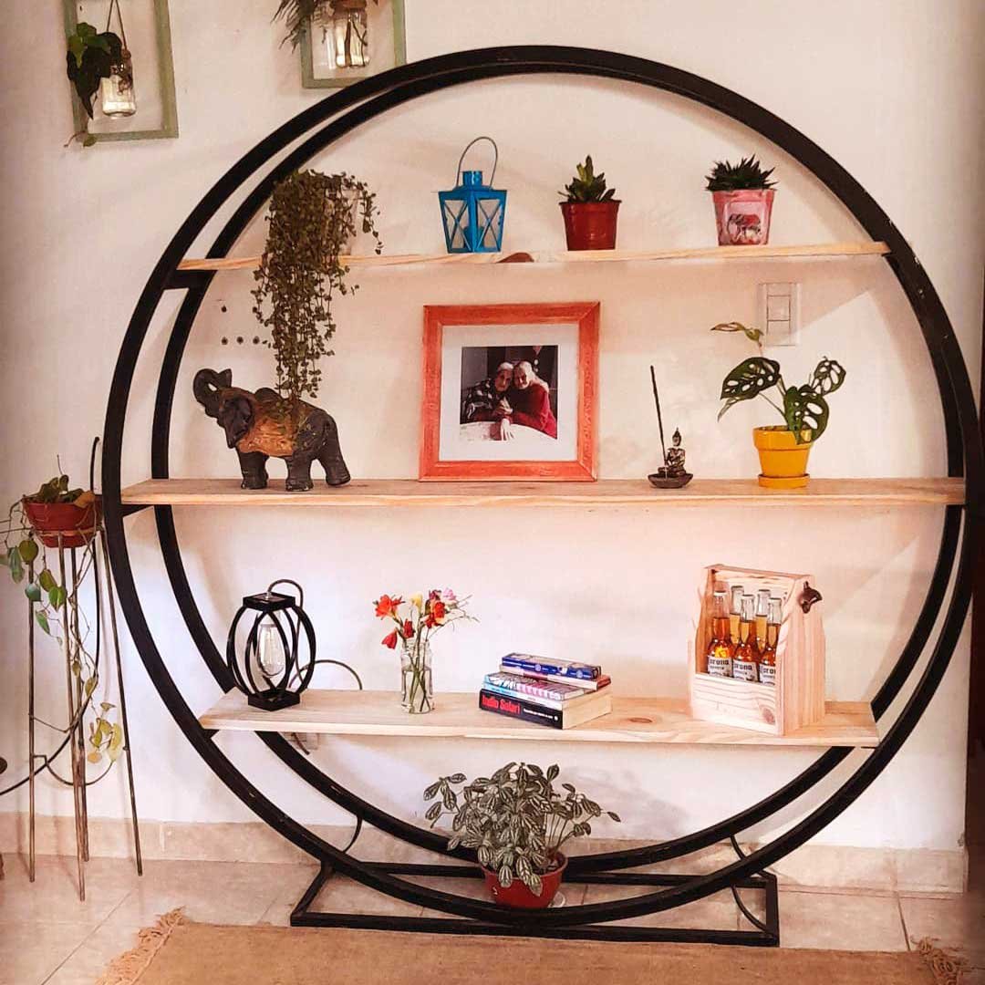 mueble estanteria de hierro y madera con forma redonda, y adornos en sus estantes