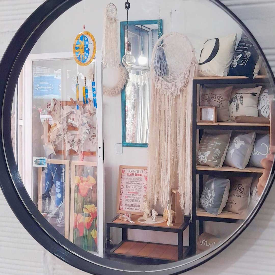 espejo redondo con marco de hierro