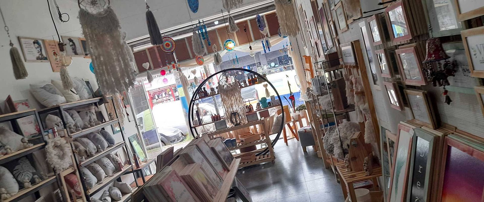 La Fábrica de Emilia foto del interior del local, se ven los estantes con productos