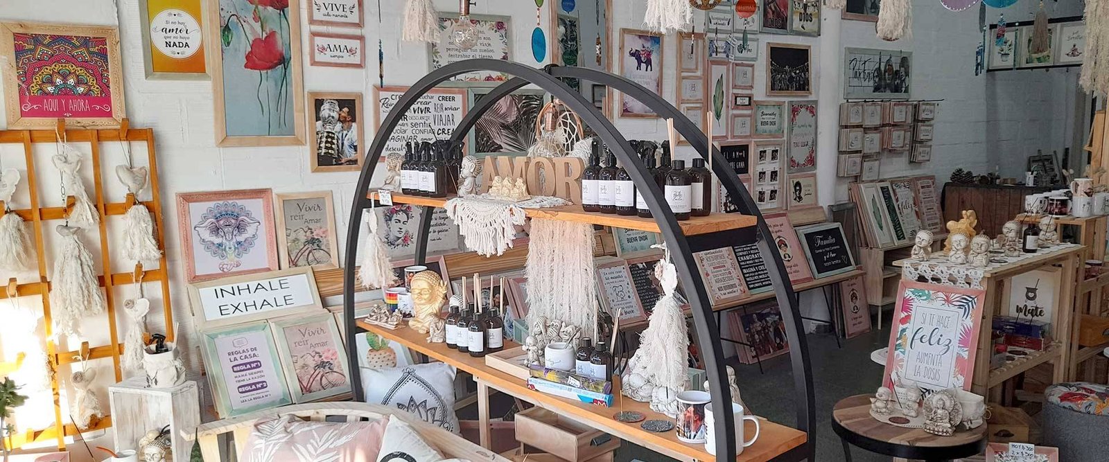 La Fábrica de Emilia foto del interior del local, se ven los estantes con productos